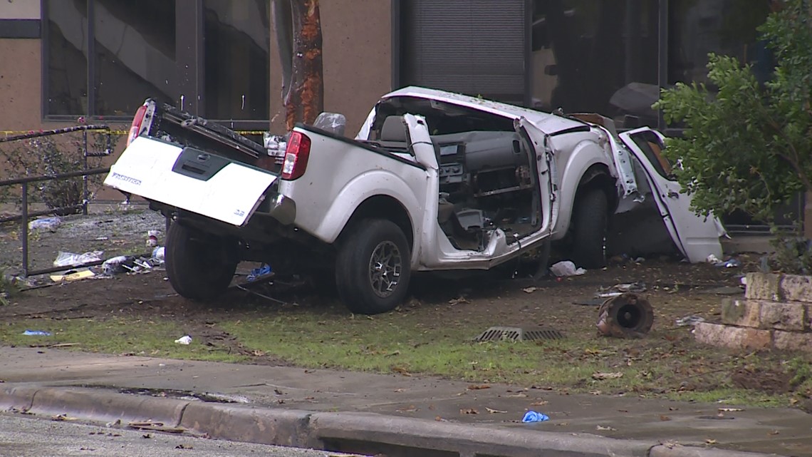 Austin traffic: 2 hurt after truck crashes into building | kvue.com