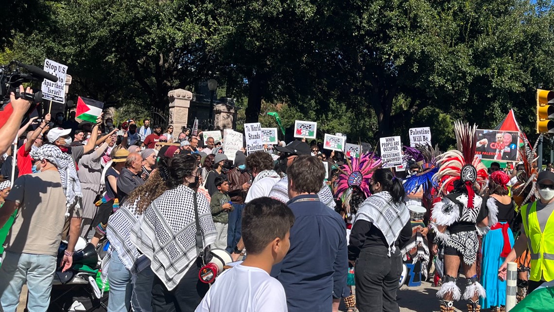 Israel, Palestine supporters gather in separate protests at the Texas