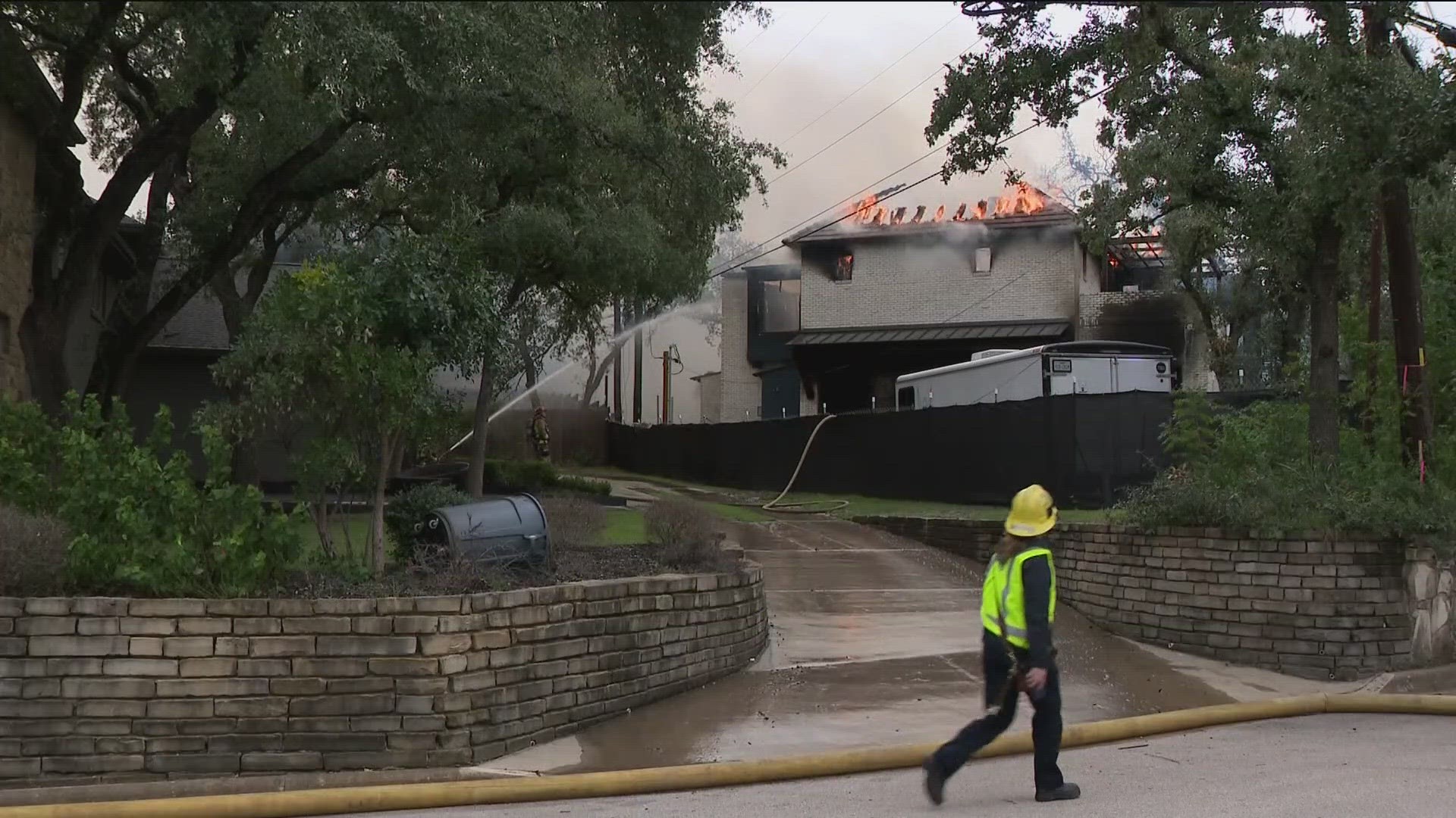 Austin fire investigators are still looking into what sparked a house fire in the Rollingwood area, just west of Zilker Park. KVUE spoke with AFD and neighbors.