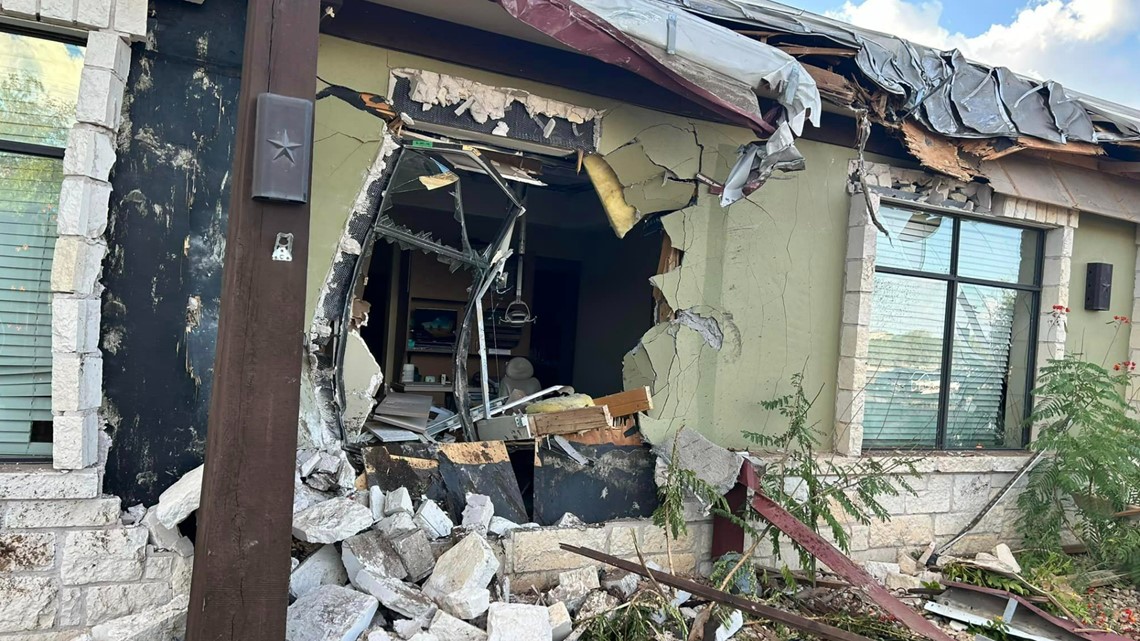 Car crashes into Cedar Park dentist office | kvue.com