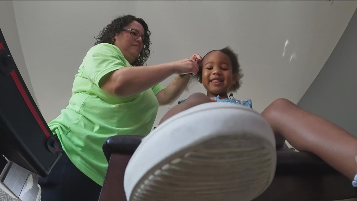 Makes all of us feel good': Woman giving kids back-to-school hairstyles at  Central Texas shelter