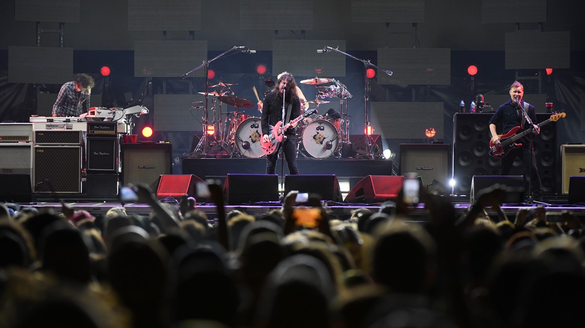 ACL 2023: Foo Fighters重返奥斯汀舞台，带来震撼的摇滚演出，首次演出自Taylor Hawkins去世以来