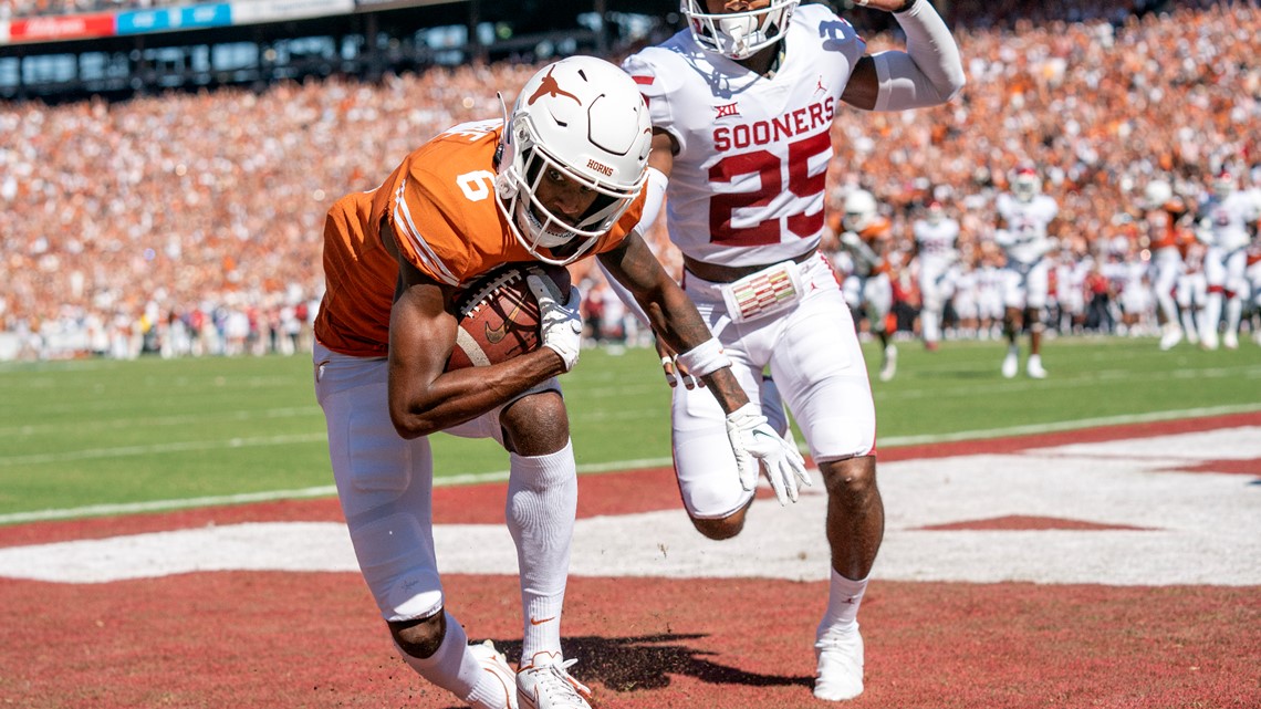 Oklahoma's CeeDee Lamb scores touchdown in spite of the five Texas  defenders in his way