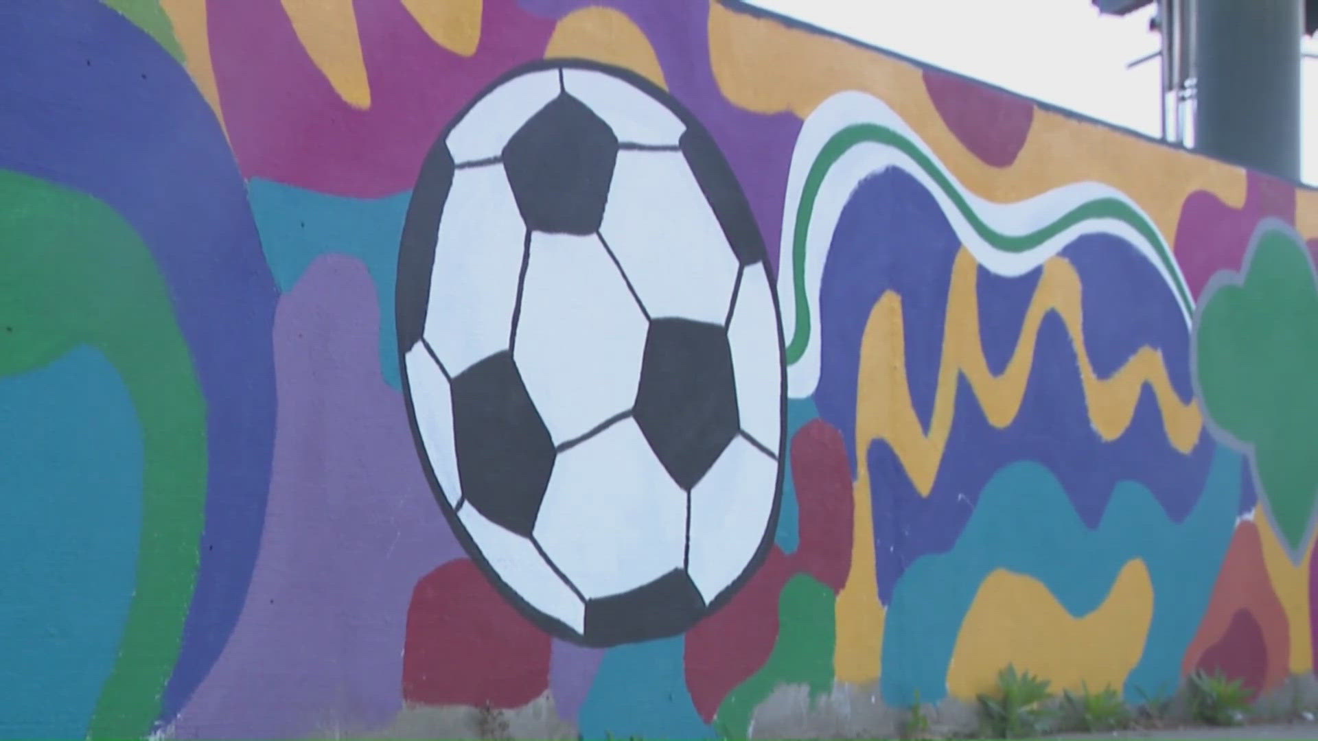 Atlanta artist hand-paints bridge ahead of FIFA World Cup | kvue.com