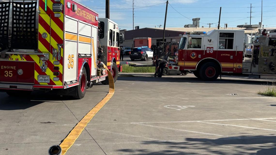 Austin Booth Crews contain warehouse fire Monday in South Austin | kvue.com