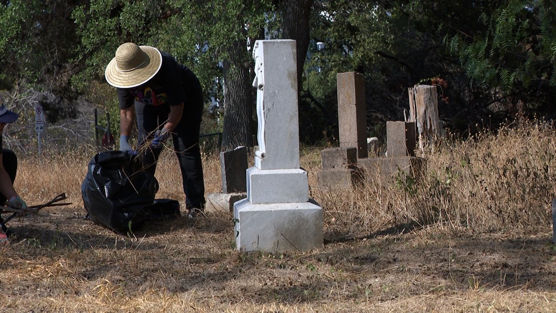 被长期忽视和忽略的历史南奥斯汀墓地得到志愿者修复工作