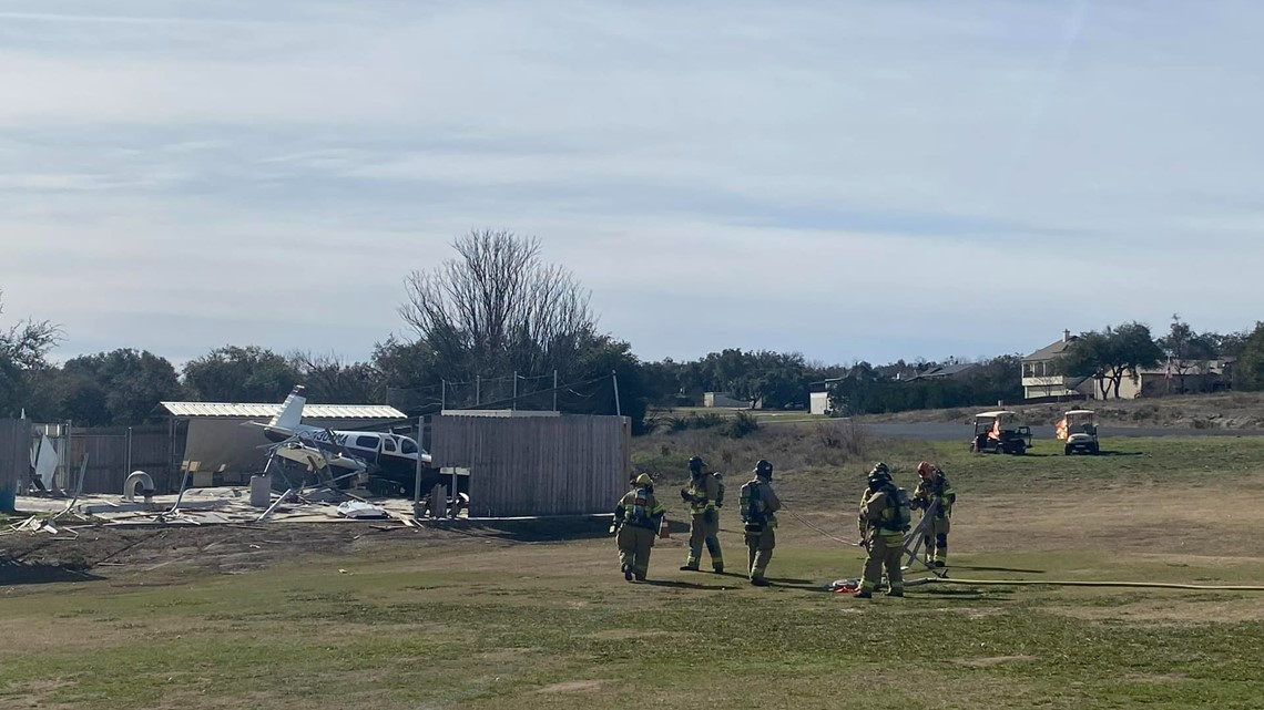 Pilot uninjured after small plane crash at Lakeway golf course