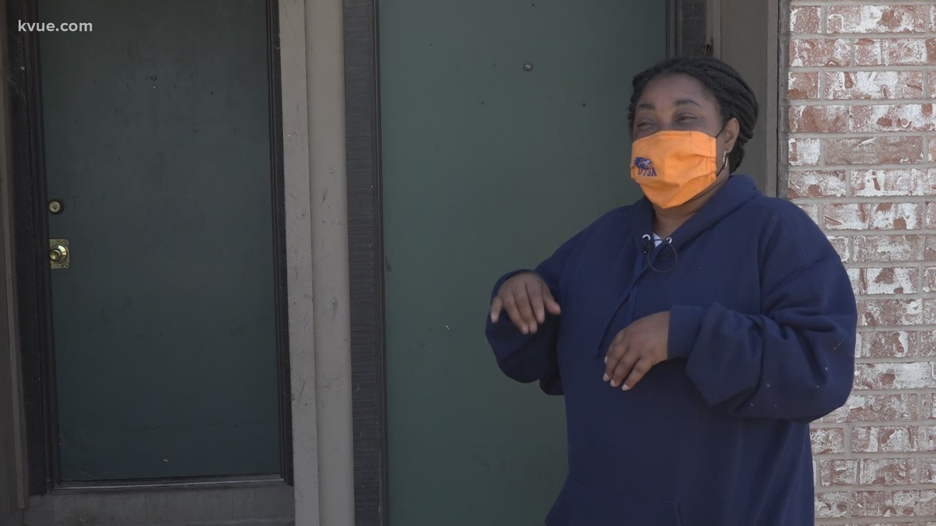 An East Austin apartment complex is still without gas after the winter storms. Now people at Mount Carmel Apartments are being told to move out.