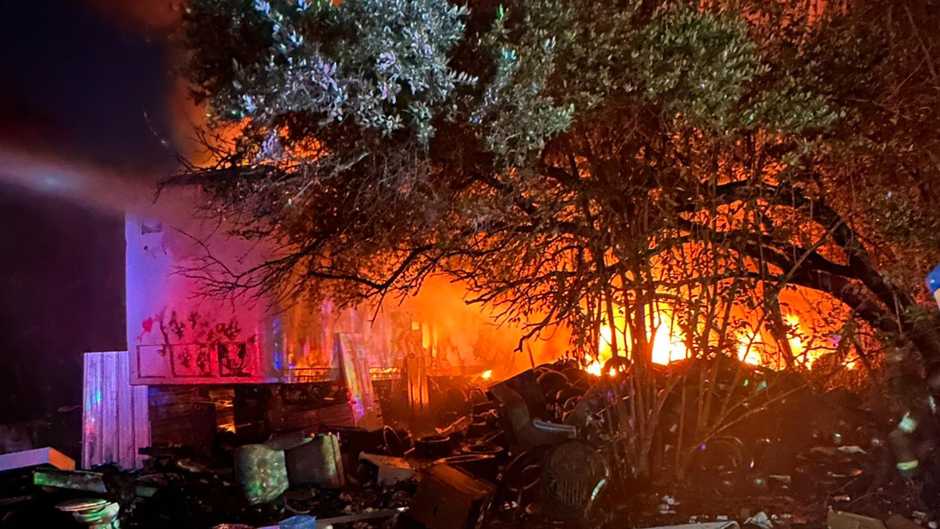 Austin Fire crews battle fire at vacant building near I-35 | kvue.com