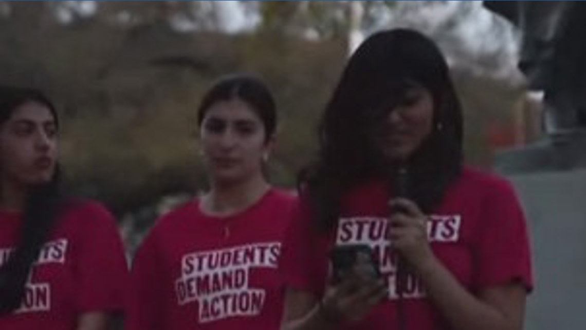 UT Austin students honor the 3 victims of Sunday's mass shooting on ...