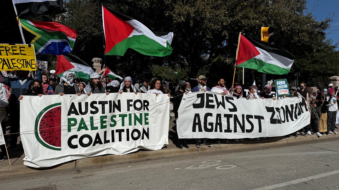 得兴德州民众呼吁在以色列-哈马斯战争中停火的州议会集会