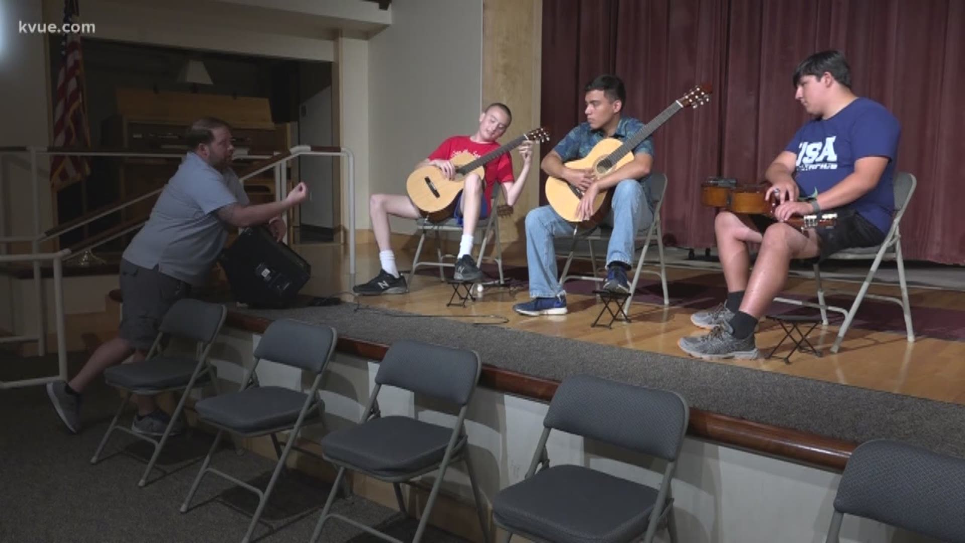 Blind students take music lessons 