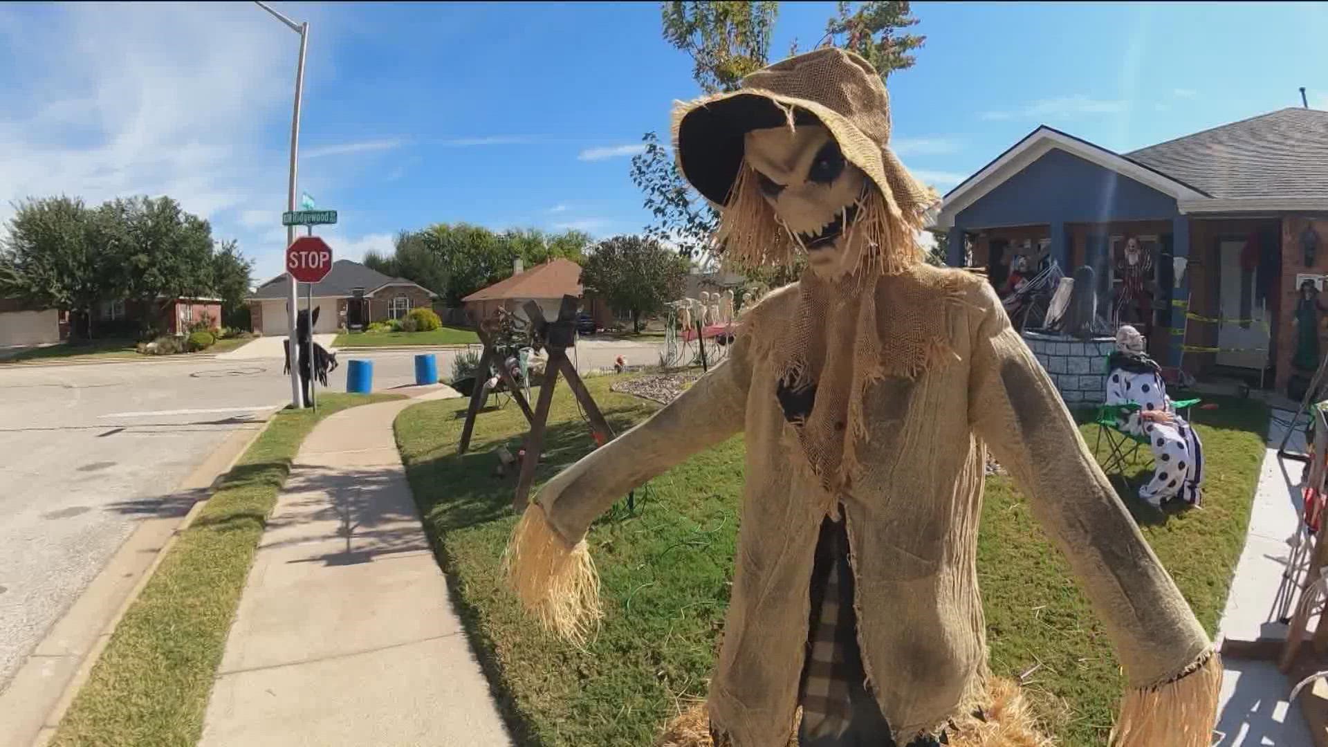 One Leander family goes all out for Halloween. Their law is filled with Halloween decorations – and they do it all for a good cause.