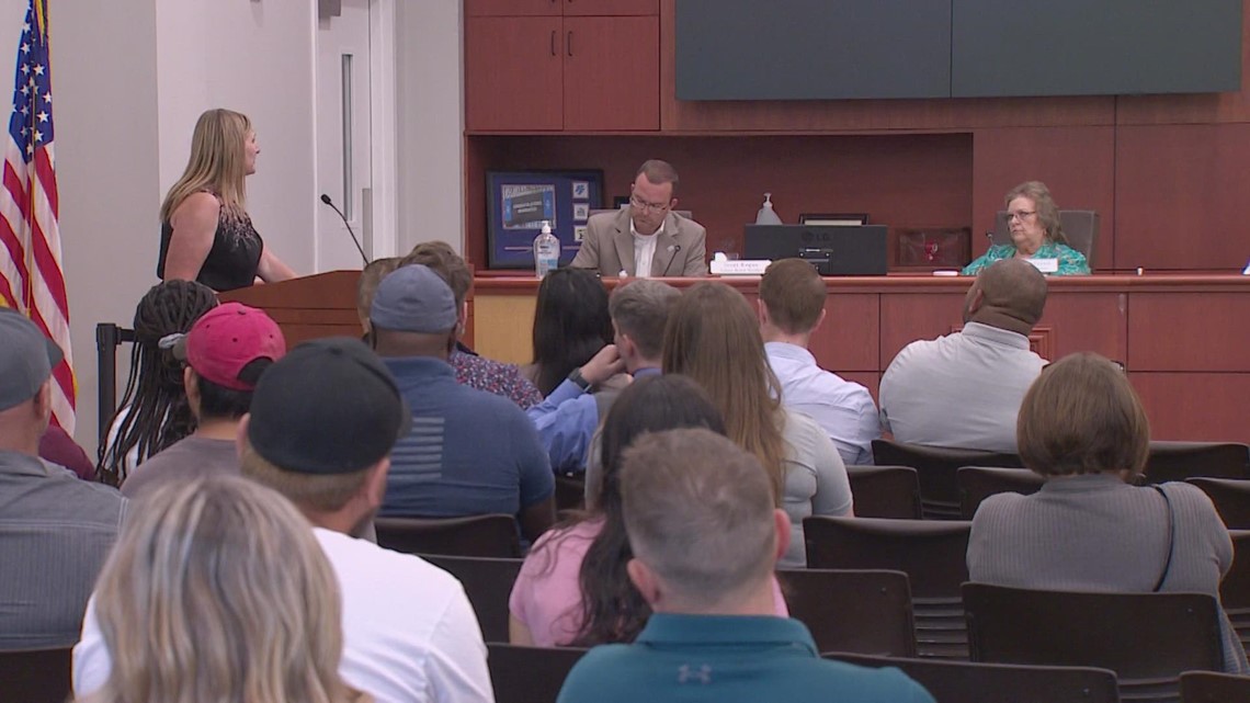 forney-isd-dress-code-parents-sound-off-at-school-board-meeting-kvue