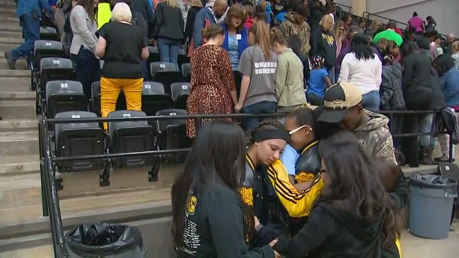 Mount Pleasant community gathers to heal after fatal bus crash | kvue.com