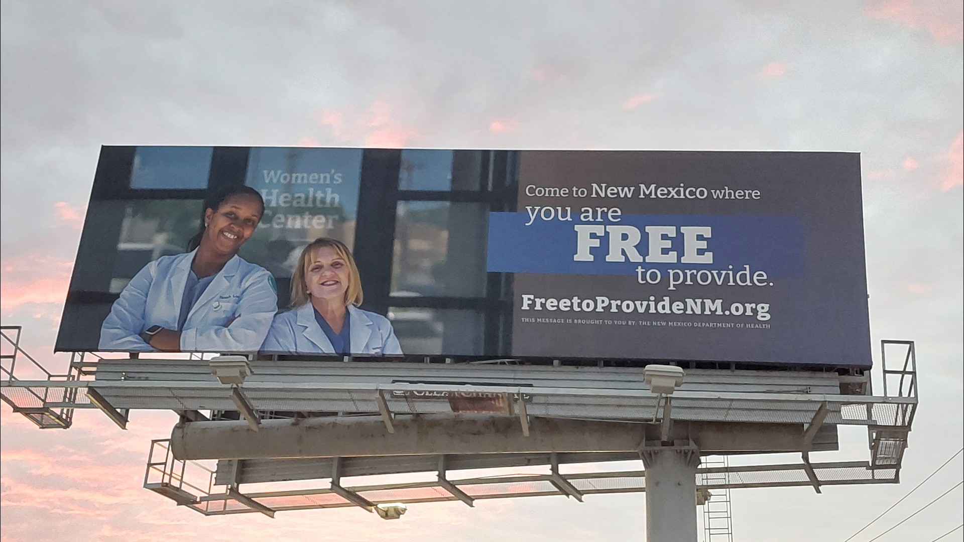 The campaign, which includes billboards and ads in major newspapers, aims to attract doctors to New Mexico.