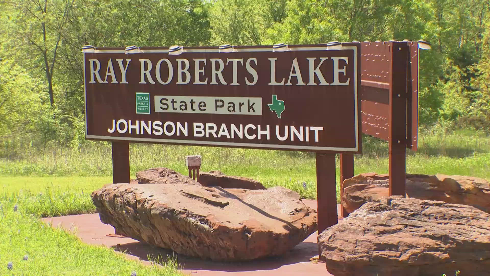 A Cooke County Game Warden rescued 10 UNT students after they were blown off course on Lake Ray Roberts, officials said. 