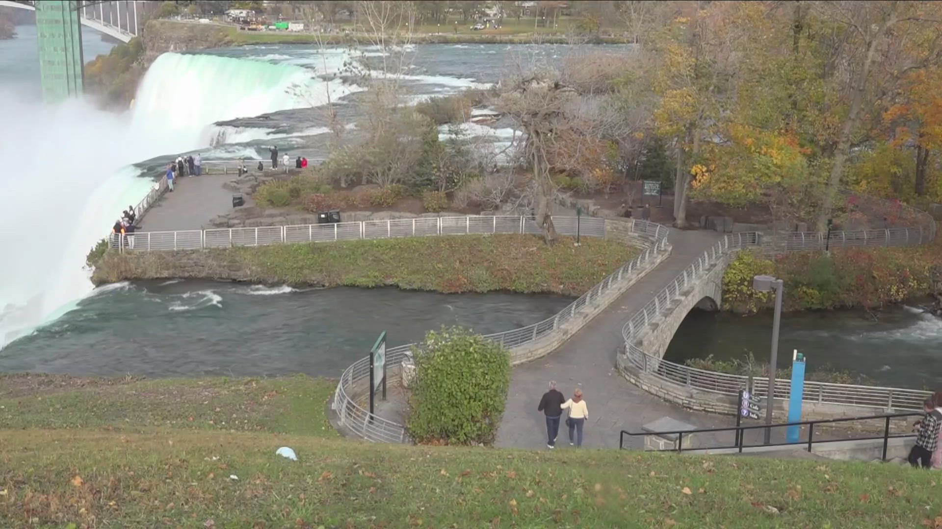 Mother and 2 children go over guard rail at Luna Island