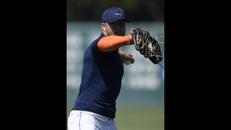 Tim Tebow shows some power during baseball tryout