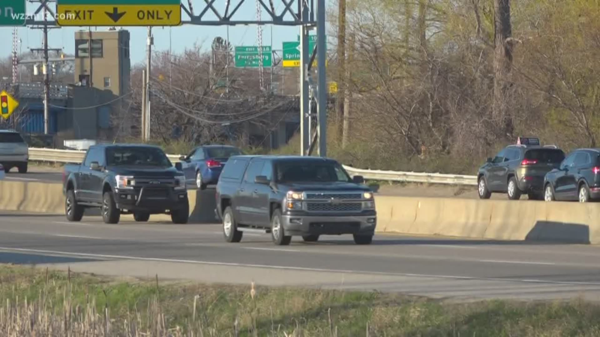 Thousands of dollars in loose cash scattered on US-31 in Grand Haven
